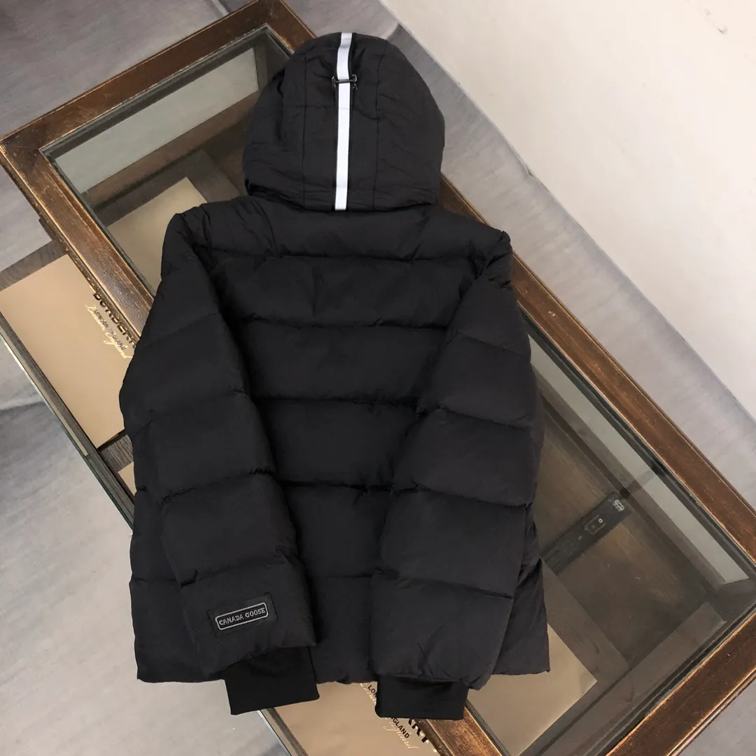 P1020 𝘾𝘼𝙉𝘼𝘿𝘼 𝙂𝙊𝙊𝙎𝙀/Canada Goose Down Jacket Bakery Couple Style 3M Reflective Black Label Parka/Junction Parka is made of CORDURA@'s super-soft EnduraLuxe fabric, which enhances the durability of easy-to-wear parts, making it lightweight and durable. 360-degree reflective strips on the hood improve visibility in low-light environments. 90 white duck down ~ There are also straps inside so that the jacket can be placed on the shoulders to free up hands. The down placket is designed with invisible snap buttons on the two-way zipper to prevent wind and keep warm. Unzipping the zipper from the bottom can increase the range of motion or improve breathability ~ Ribbed knitted cuffs increase comfort and lock in heat, and the hem has an internal drawstring to block cold wind [Wide version] A-line silhouette ➕ Bread suit tailoring design, the wide OS style can cover all body defects and also brings a sense of handsomeness! ! j03 Color: Black Brown Size: XS S M L XL XXL